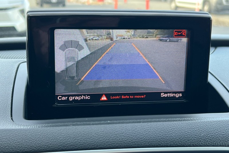 Audi Q3 Vehicle Full-screen Gallery Image 19