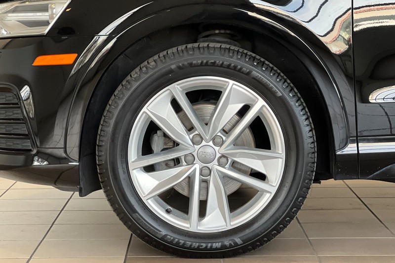 Audi Q3 Vehicle Full-screen Gallery Image 25