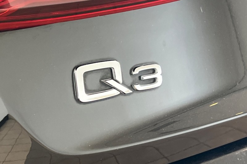 Audi Q3 Vehicle Full-screen Gallery Image 26