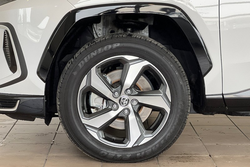 Toyota RAV4 Prime Vehicle Full-screen Gallery Image 26