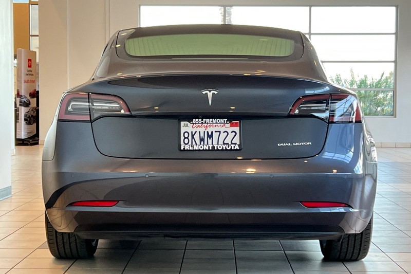 Tesla Model 3 Vehicle Full-screen Gallery Image 05