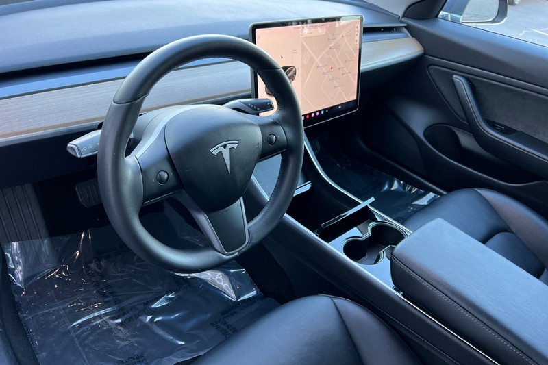 Tesla Model 3 Vehicle Full-screen Gallery Image 10