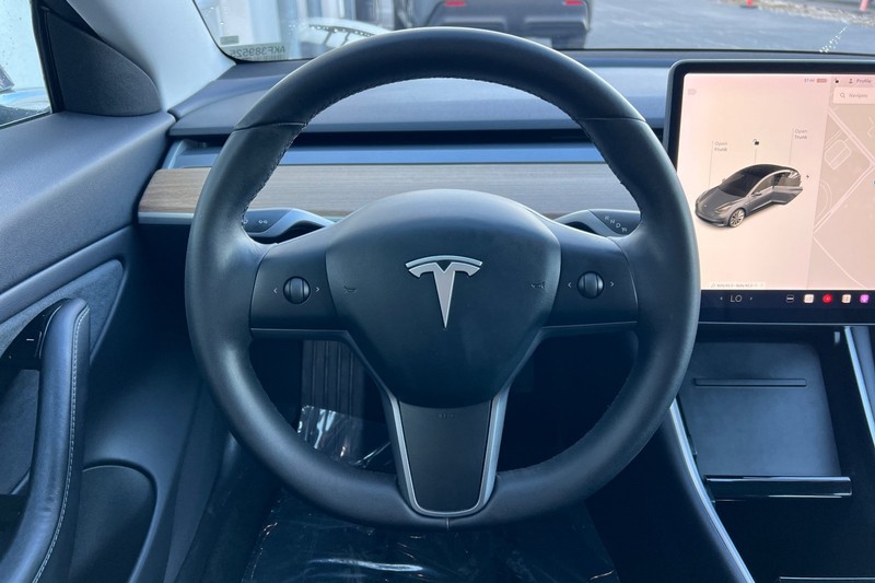 Tesla Model 3 Vehicle Full-screen Gallery Image 21