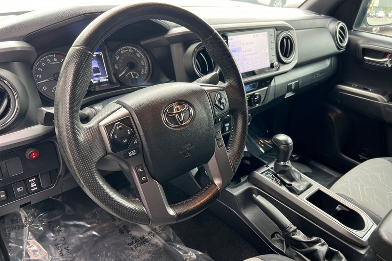 Toyota Tacoma Vehicle Full-screen Gallery Image 10