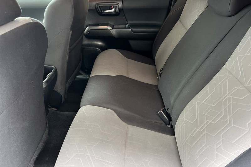 Toyota Tacoma Vehicle Full-screen Gallery Image 12