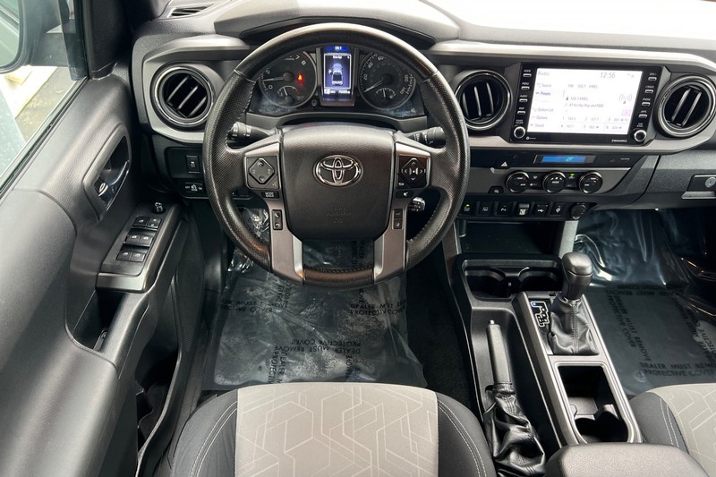 Toyota Tacoma Vehicle Full-screen Gallery Image 14