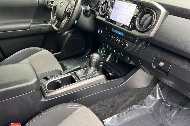 Toyota Tacoma Vehicle Full-screen Gallery Image 15