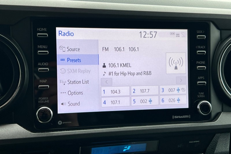 Toyota Tacoma Vehicle Full-screen Gallery Image 17