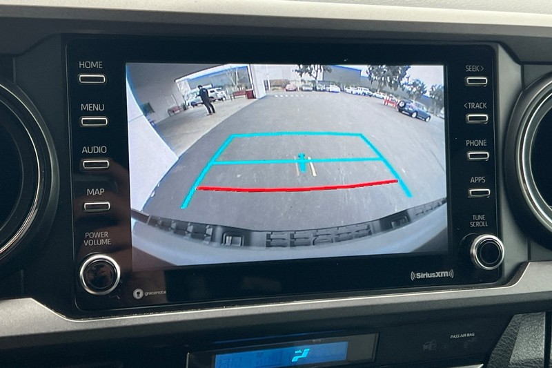 Toyota Tacoma Vehicle Full-screen Gallery Image 18