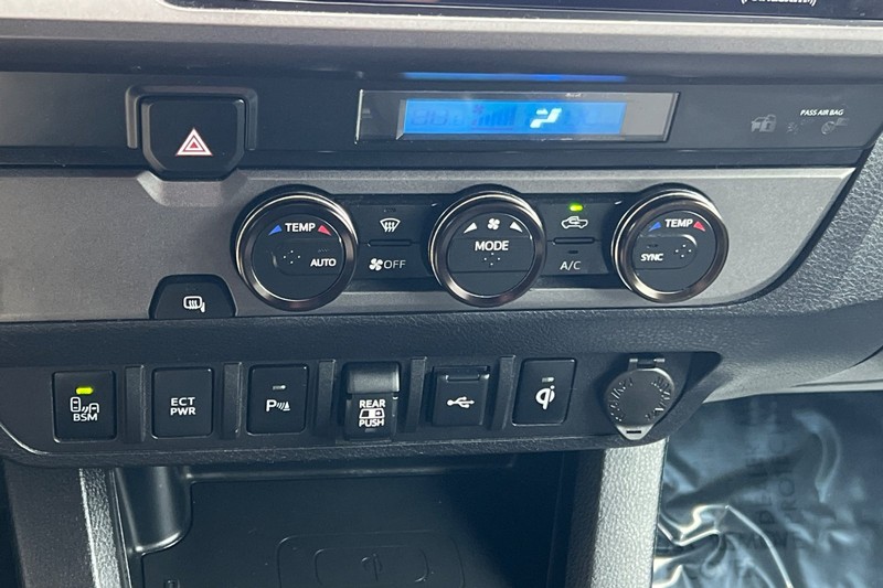 Toyota Tacoma Vehicle Full-screen Gallery Image 19