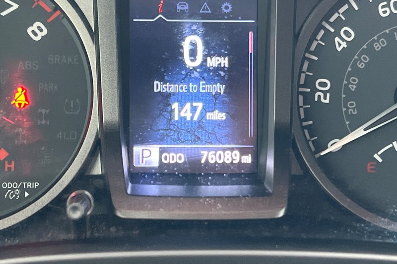 Toyota Tacoma Vehicle Full-screen Gallery Image 24