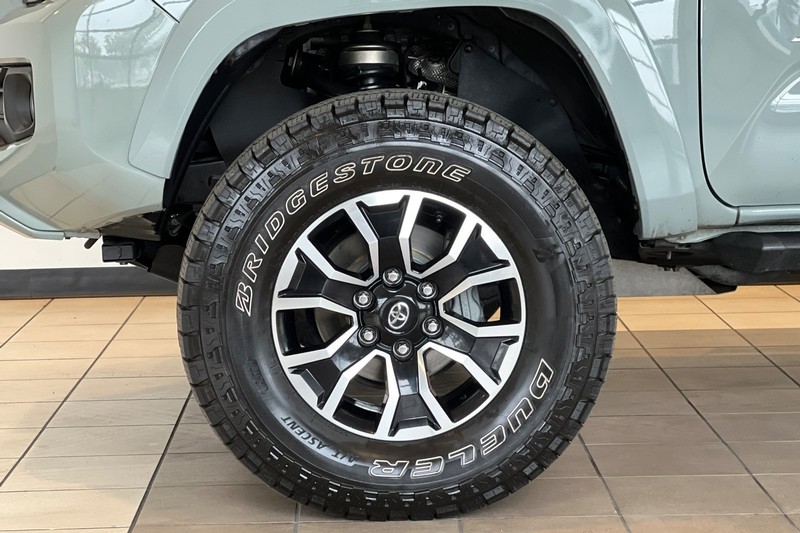 Toyota Tacoma Vehicle Full-screen Gallery Image 25