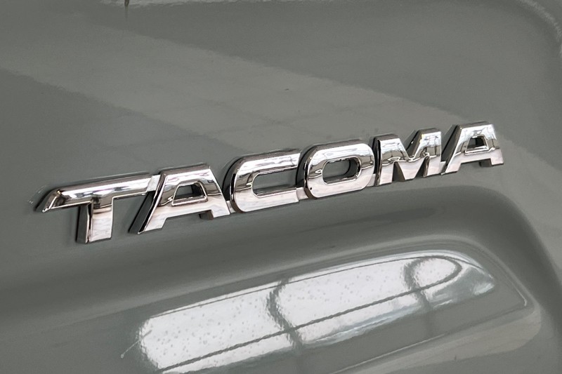 Toyota Tacoma Vehicle Full-screen Gallery Image 26