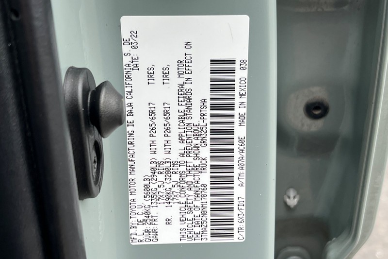 Toyota Tacoma Vehicle Full-screen Gallery Image 28