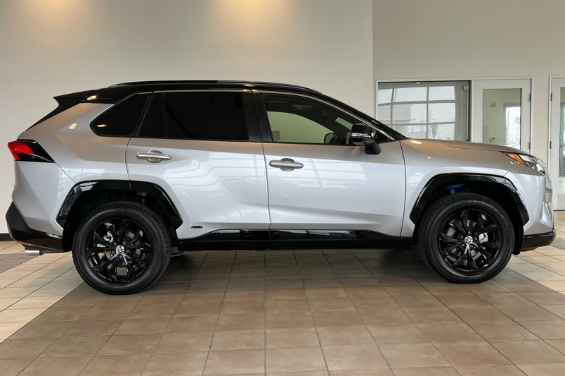 Toyota RAV4 Vehicle Full-screen Gallery Image 03