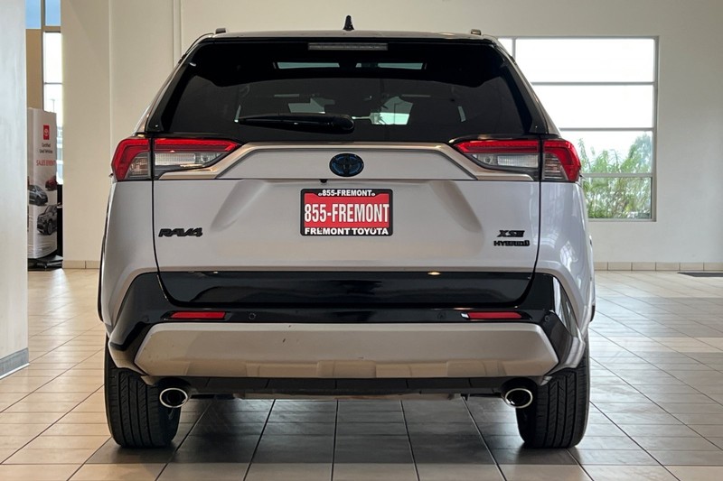 Toyota RAV4 Vehicle Full-screen Gallery Image 05