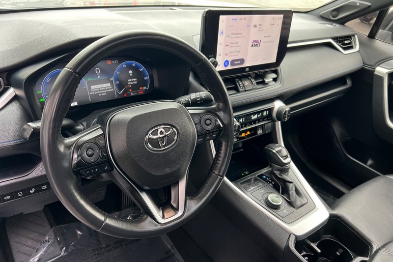 Toyota RAV4 Vehicle Full-screen Gallery Image 10