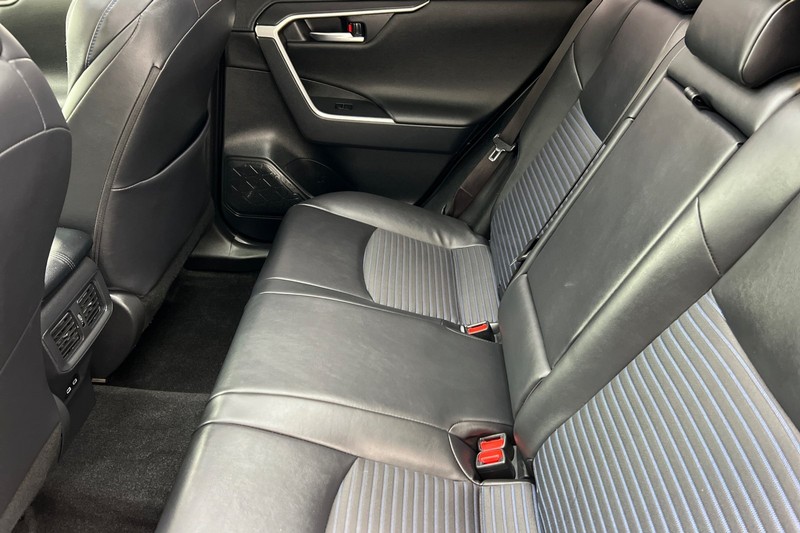 Toyota RAV4 Vehicle Full-screen Gallery Image 12