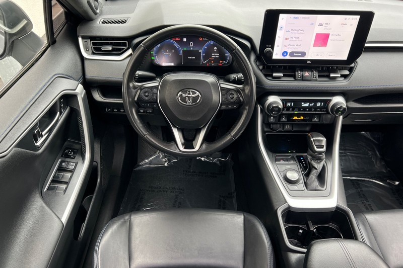 Toyota RAV4 Vehicle Full-screen Gallery Image 14