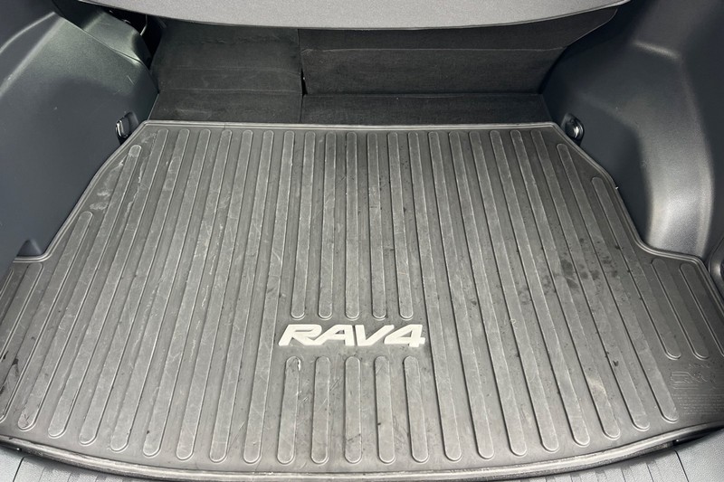 Toyota RAV4 Vehicle Full-screen Gallery Image 15