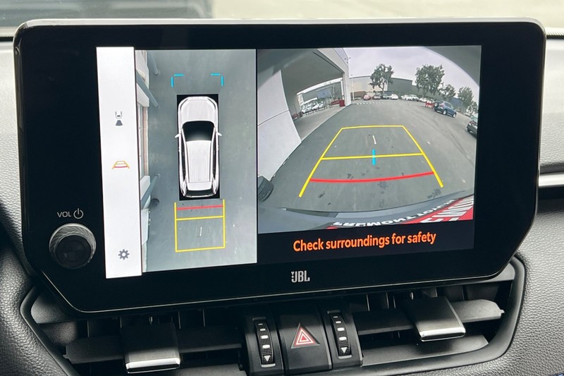 Toyota RAV4 Vehicle Full-screen Gallery Image 19