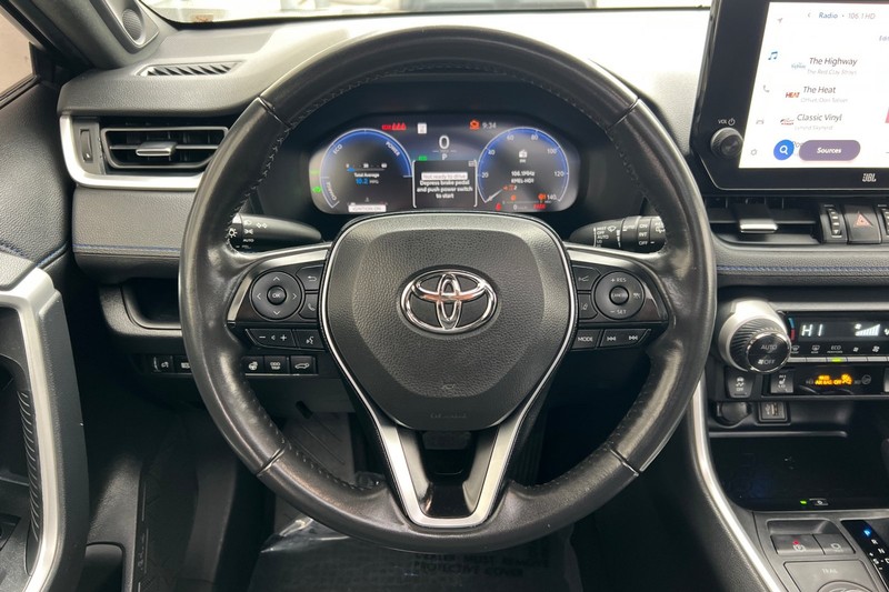 Toyota RAV4 Vehicle Full-screen Gallery Image 23