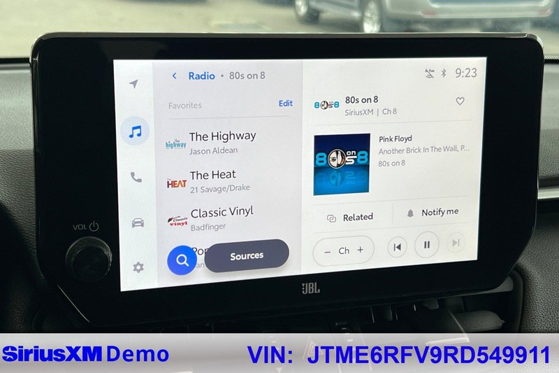 Toyota RAV4 Vehicle Full-screen Gallery Image 28