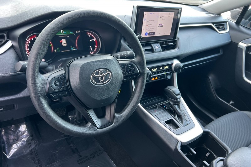 Toyota RAV4 Vehicle Full-screen Gallery Image 10