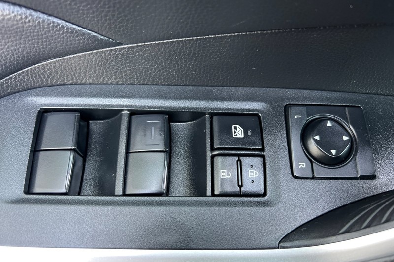 Toyota RAV4 Vehicle Full-screen Gallery Image 11