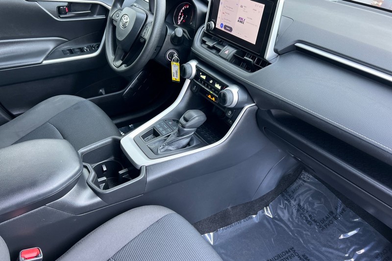 Toyota RAV4 Vehicle Full-screen Gallery Image 16