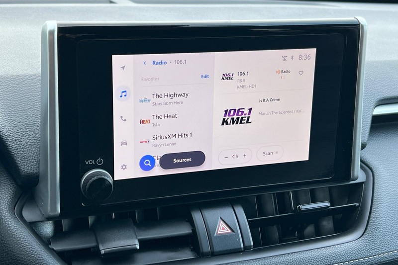 Toyota RAV4 Vehicle Full-screen Gallery Image 18