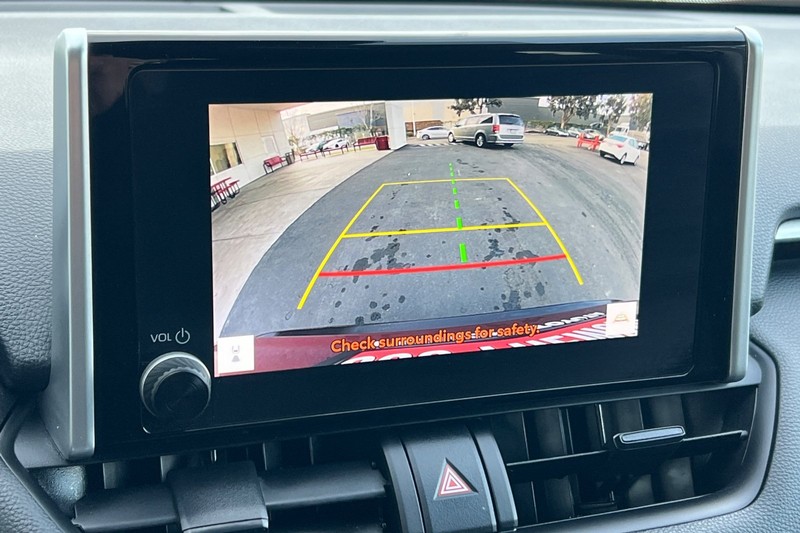 Toyota RAV4 Vehicle Full-screen Gallery Image 19