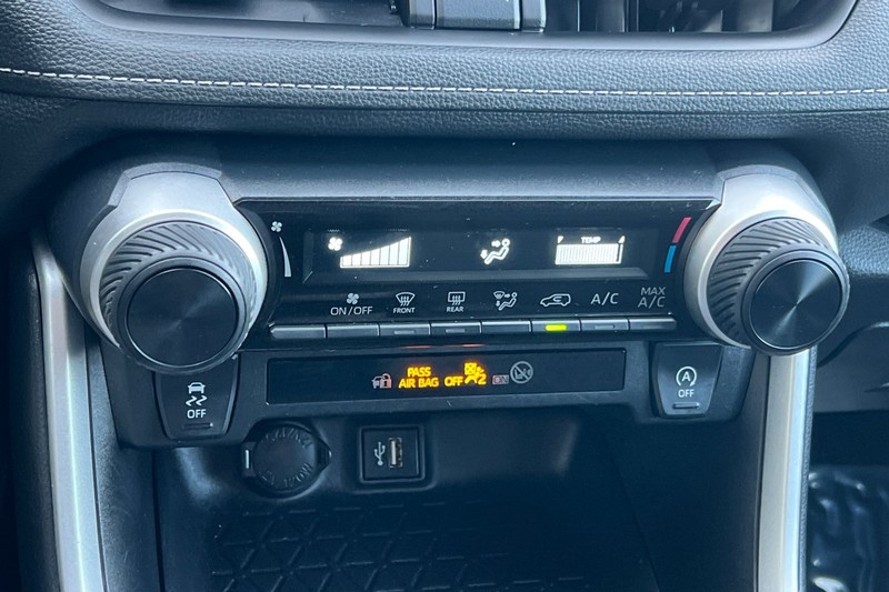 Toyota RAV4 Vehicle Full-screen Gallery Image 20