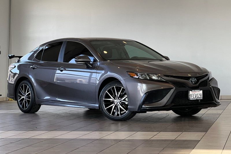 Toyota Camry Vehicle Full-screen Gallery Image 02