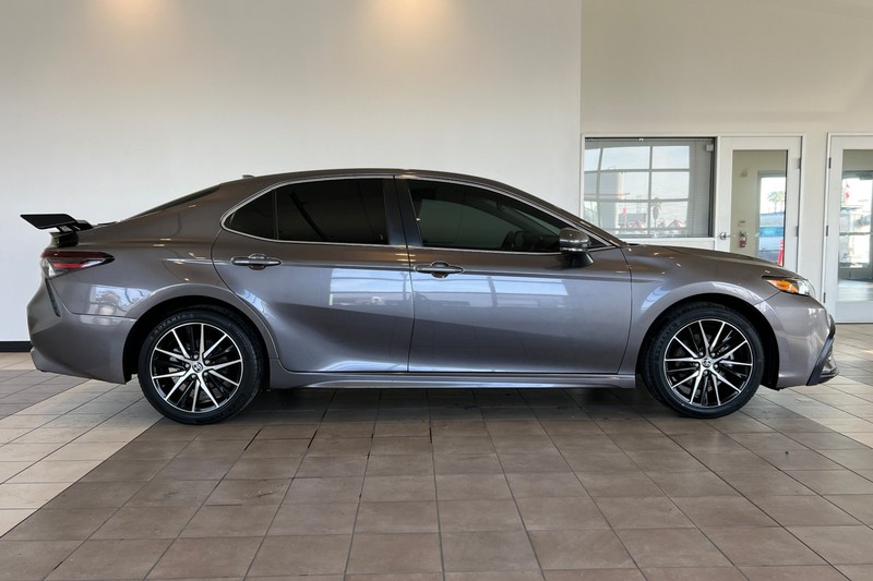 Toyota Camry Vehicle Full-screen Gallery Image 03