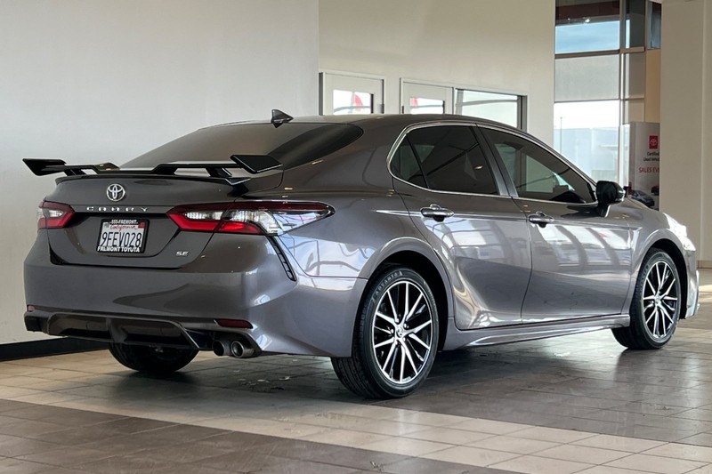 Toyota Camry Vehicle Full-screen Gallery Image 04