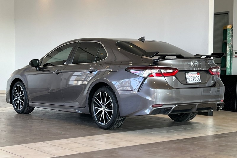 Toyota Camry Vehicle Full-screen Gallery Image 06