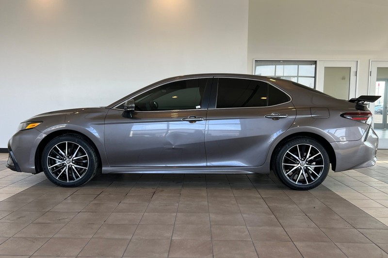 Toyota Camry Vehicle Full-screen Gallery Image 07