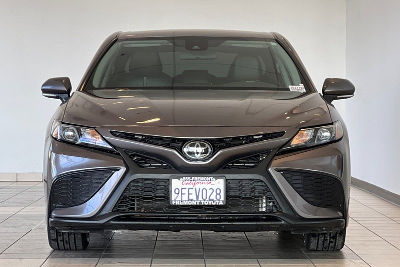 Toyota Camry Vehicle Full-screen Gallery Image 09