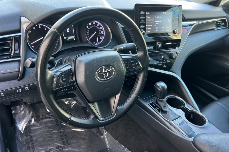 Toyota Camry Vehicle Full-screen Gallery Image 10