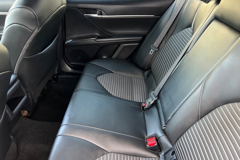 Toyota Camry Vehicle Full-screen Gallery Image 12