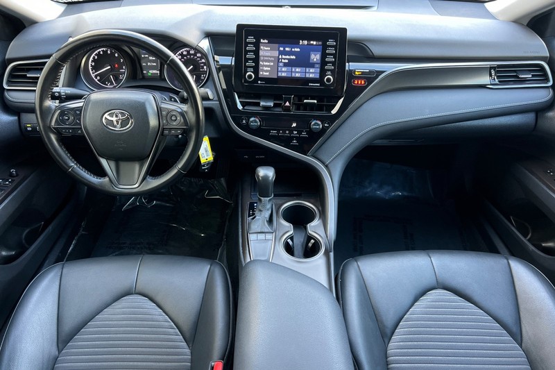 Toyota Camry Vehicle Full-screen Gallery Image 13