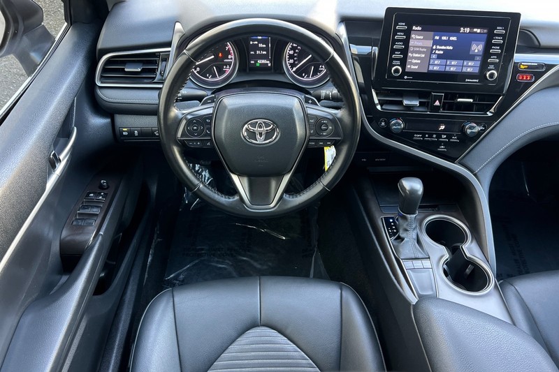 Toyota Camry Vehicle Full-screen Gallery Image 14