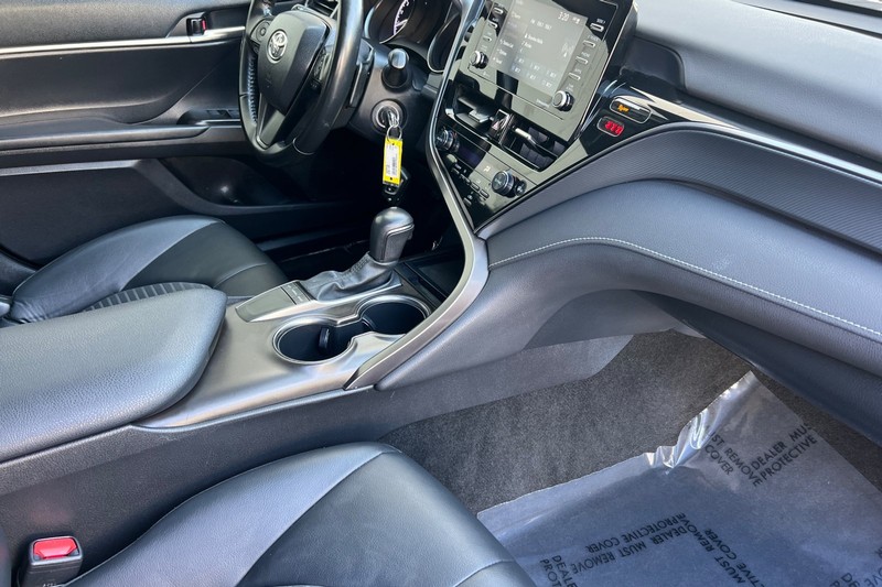 Toyota Camry Vehicle Full-screen Gallery Image 15