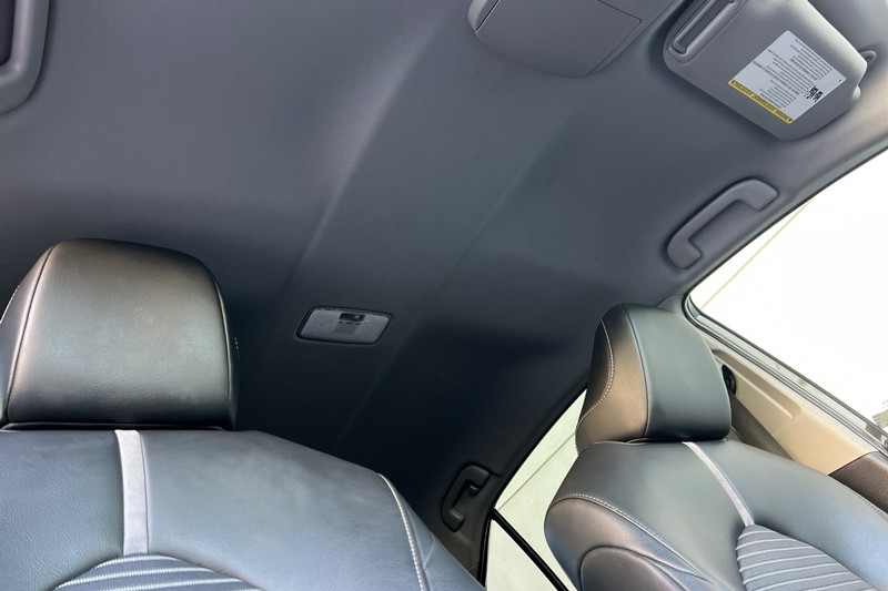 Toyota Camry Vehicle Full-screen Gallery Image 16