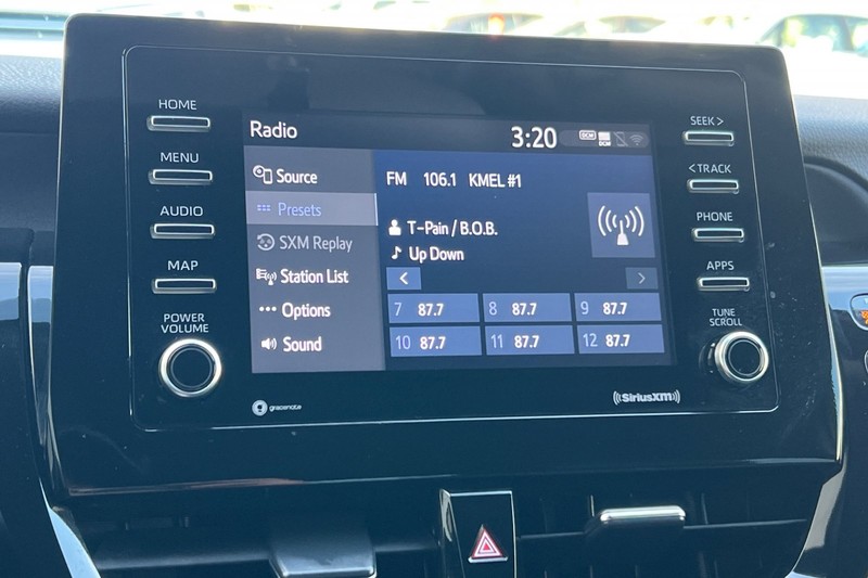 Toyota Camry Vehicle Full-screen Gallery Image 17