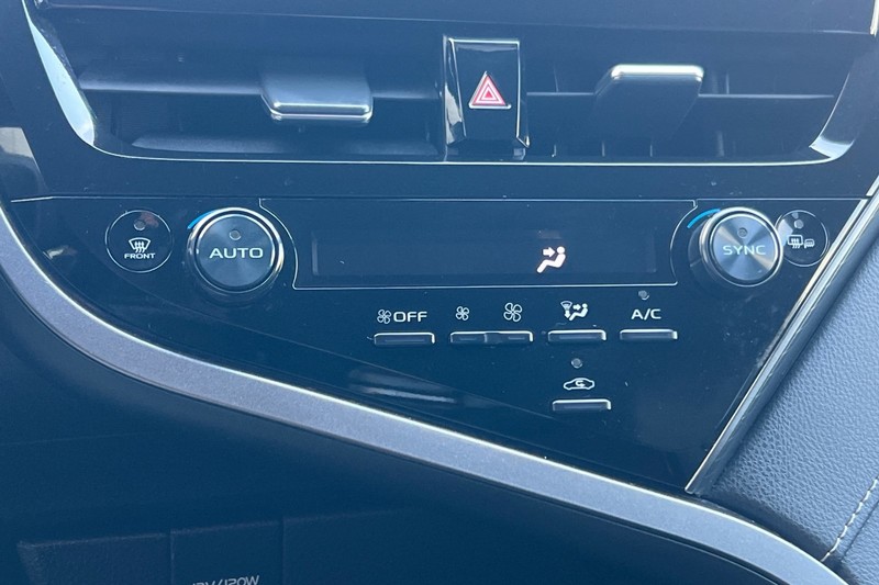 Toyota Camry Vehicle Full-screen Gallery Image 19