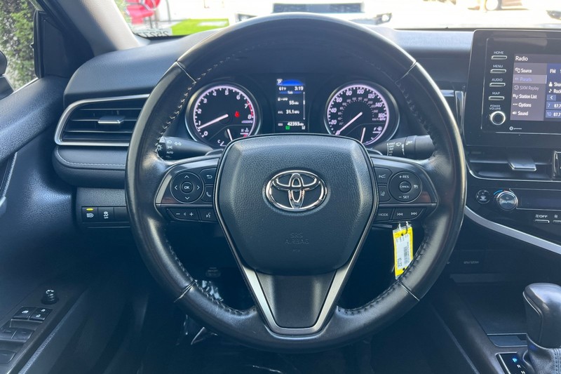 Toyota Camry Vehicle Full-screen Gallery Image 21