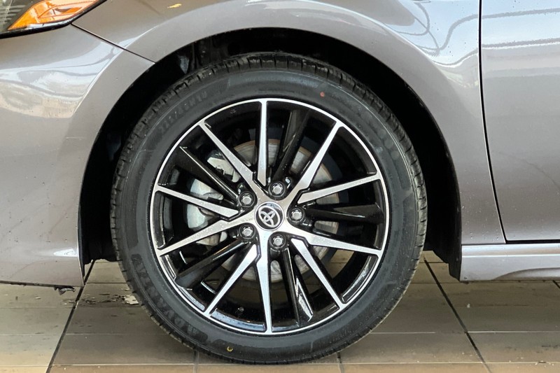 Toyota Camry Vehicle Full-screen Gallery Image 24