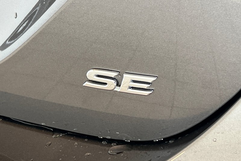 Toyota Camry Vehicle Full-screen Gallery Image 25